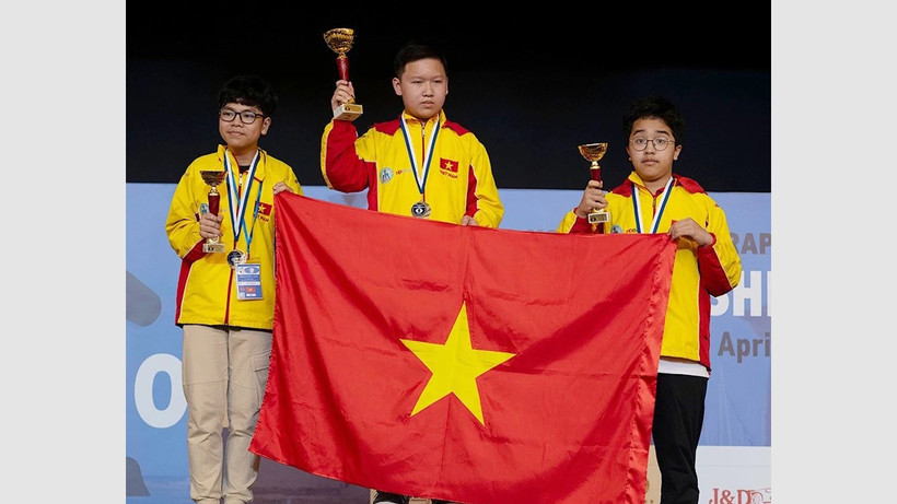 Các kỳ thủ Việt Nam giành trọn bộ huy chương cờ nhanh bảng U14 nam. (Ảnh: Ippotis). 