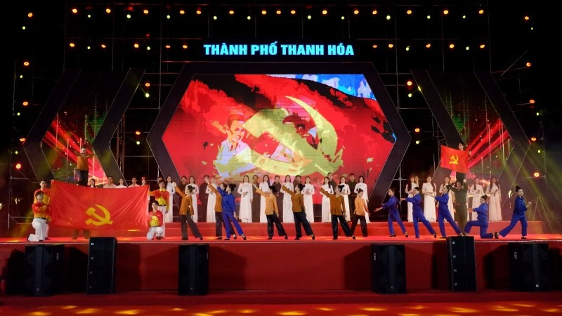 Tiết mục mở màn chương trình nghệ thuật “60 năm-Bản hùng ca Hàm Rồng”.