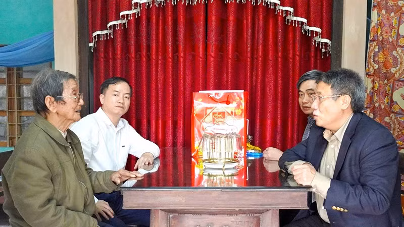 Quyền Chủ tịch tỉnh Quảng Trị Hà Sỹ Đồng thăm, chúc Tết gia đình ông Nguyễn Công Đoàn, cán bộ tiền khởi nghĩa.