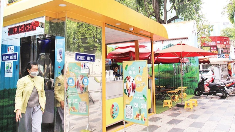 Nhà vệ sinh công cộng tại khu đất số 8-12 Lê Duẩn, Quận 1, TP Hồ Chí Minh. (Ảnh THẾ ANH)