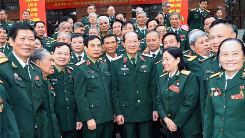 Đại tướng Phan Văn Giang chụp ảnh cùng các cựu chiến binh. 
