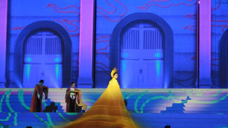 NSƯT Như Huỳnh trong màn thể hiện vai diễn Thái hậu Dương Vân Nga.