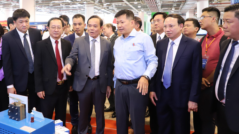 Phó Thủ tướng Trần Lưu Quang tham quan gian trưng bày của Viện Hàn lâm Khoa học và Công nghệ Việt Nam.