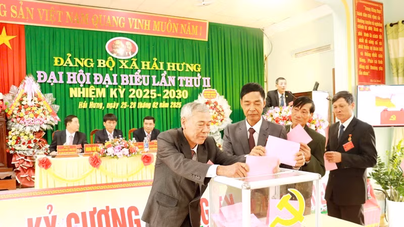 Các đại biểu bỏ phiếu bầu ban chấp hành nhiệm kỳ mới.