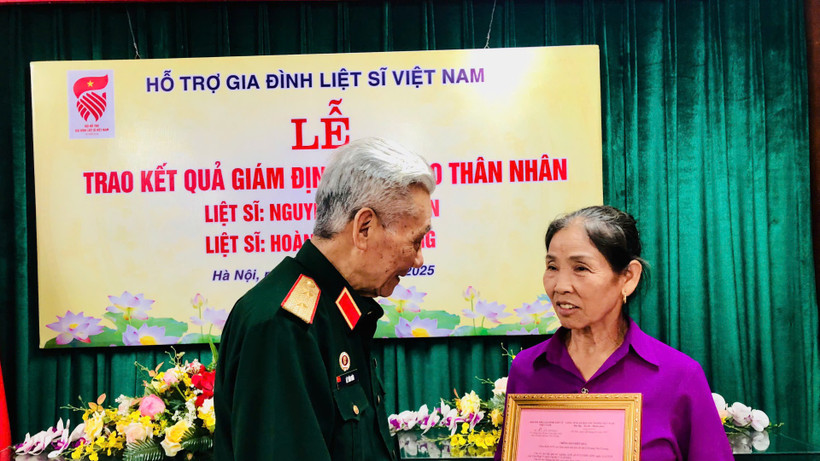 Trung tướng Lê Văn Hân, Chủ tịch Danh dự Hội Hỗ trợ gia đình liệt sĩ Việt Nam trò chuyện cùng thân nhân liệt sĩ Hoàng Đức Choóng.