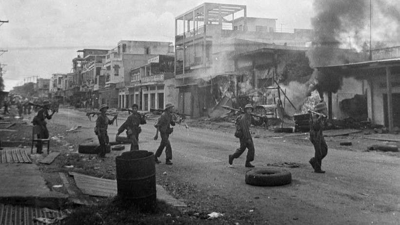 Ngày 9/4/1975, quân ta tiến công thị trấn Xuân Lộc, căn cứ phòng thủ trọng yếu của địch bảo vệ Sài Gòn từ phía đông bắc. (Ảnh: TTXVN)