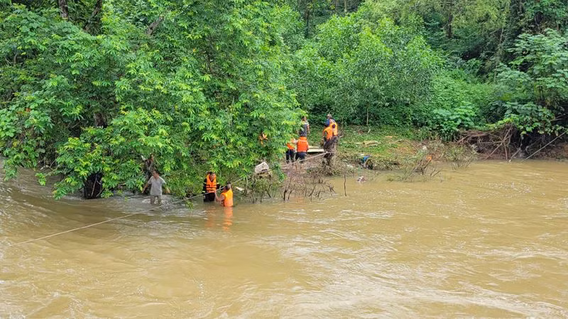 Lực lượng chức năng tìm kiếm nạn nhân. (Ảnh: CÔNG LUẬN)
