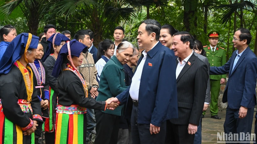 Chủ tịch Quốc hội Trần Thanh Mẫn thăm, tặng quà các gia đình chính sách, hộ khó khăn của xã Trung Yên, huyện Sơn Dương. (Ảnh: DUY LINH)