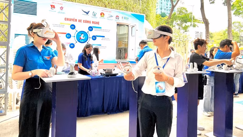 Các bạn trẻ Thành phố Hồ Chí Minh trải nghiệm công nghệ số tại chương trình Chuyến xe công nghệ.