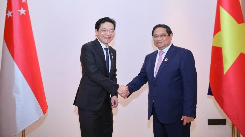 Thủ tướng Chính phủ Phạm Minh Chính và Thủ tướng Singapore Lawrence Wong hội đàm lần đầu tiên trong khuôn khổ cuộc gặp thường niên giữa hai Thủ tướng, nhân dịp dự Hội nghị Cấp cao ASEAN 44, 45, tháng 10/2024. (Ảnh: VGP)