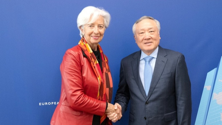 Phó Thủ tướng Thường trực Chính phủ Nguyễn Hòa Bình và Chủ tịch ECB Christine Lagarde. (Ảnh: VGP)