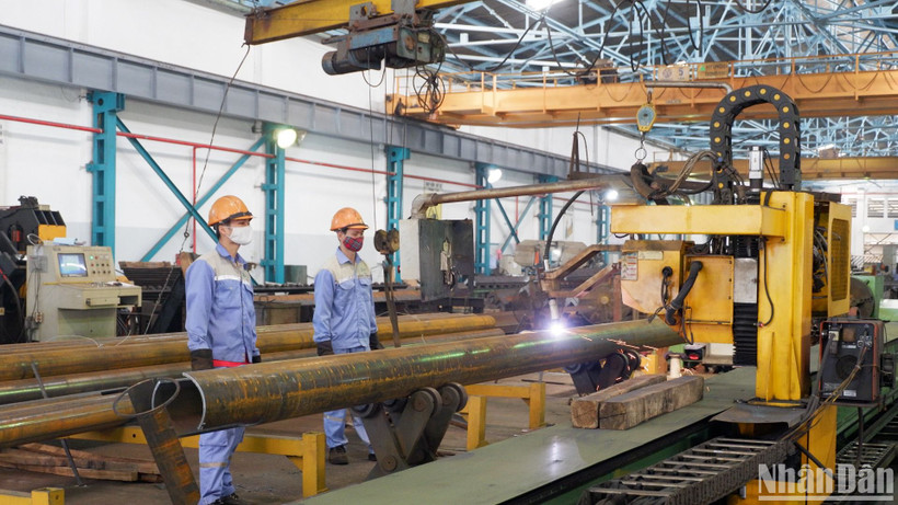 Các đơn vị cung cấp cột thép cho dự án cũng đang tất bật sản xuất, duy trì "3 ca, 4 kíp".