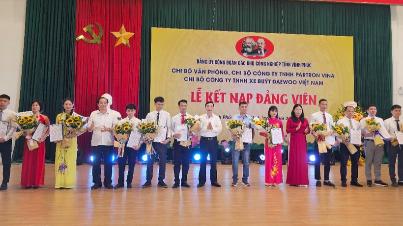 Các đồng chí lãnh đạo Tỉnh ủy trao quyết định kết nạp Đảng cho đảng viên mới.