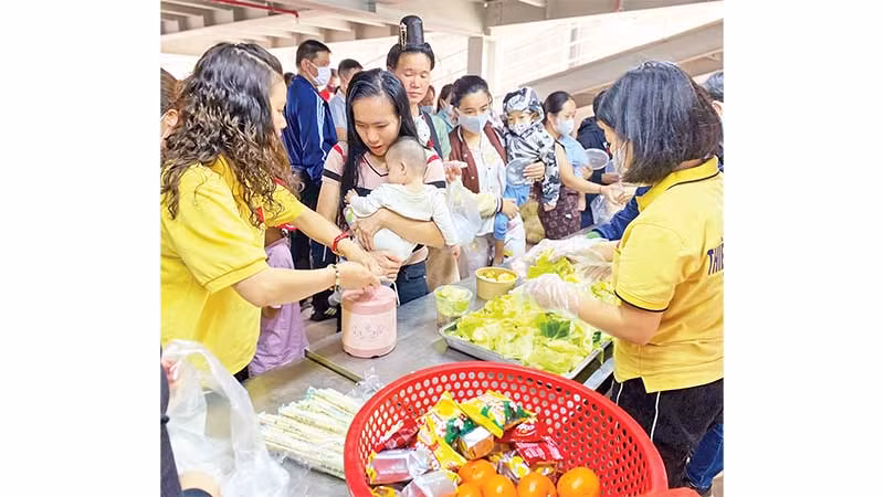 Các thành viên nhóm Thiện nguyện Sen Vàng phát suất ăn miễn phí cho các bệnh nhi và người nhà ở Bệnh viện Nhi Trung ương.