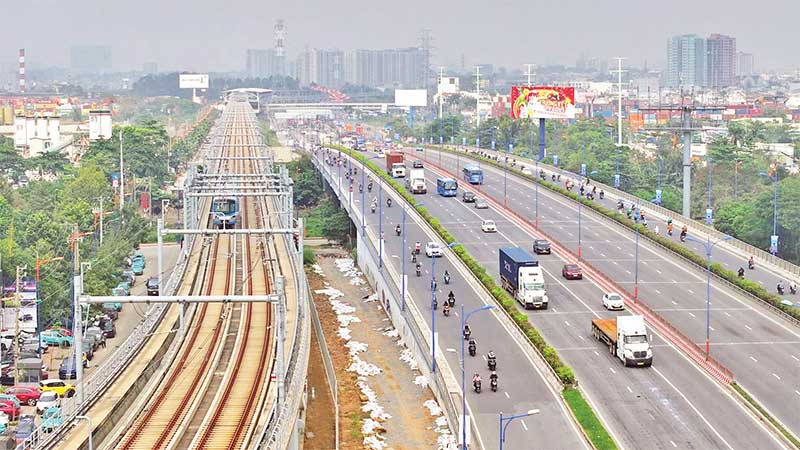 Giao thông thuận tiện là một trong những lợi thế kết nối cho Thành phố Hồ Chí Minh trong quá trình thực hiện chủ trương sáp nhập. Trong ảnh: Tuyến metro số 1 (Bến Thành - Suối Tiên) chạy song song với đường Võ Nguyên Giáp.