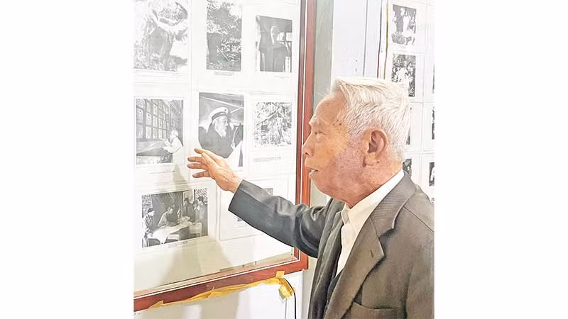 Ông Trần Văn Cao giới thiệu những tư liệu về Bác Hồ tới khách tham quan.