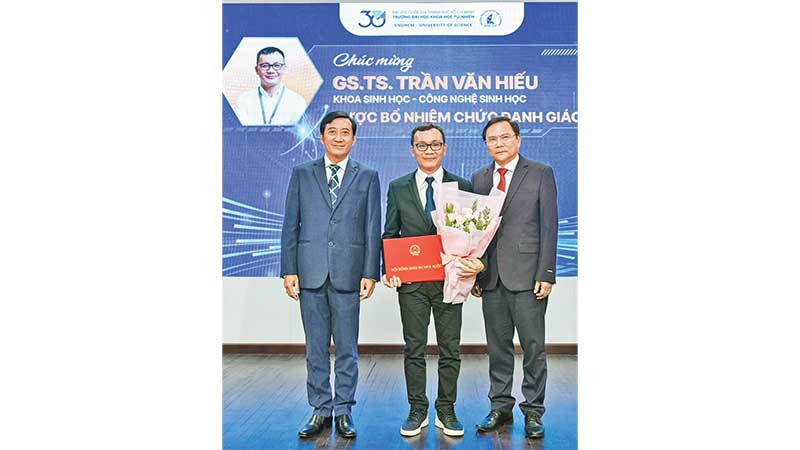 Giáo sư, Tiến sĩ Trần Văn Hiếu (giữa) trong lễ bổ nhiệm chức danh Giáo sư. (Ảnh CTV)