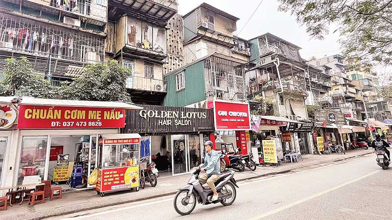 Các tòa nhà Khu tập thể Nghĩa Tân đã xuống cấp.