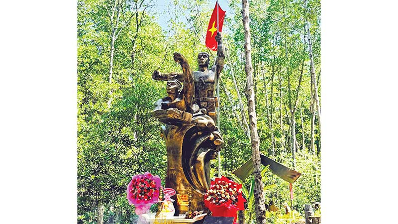 Tượng đài Chiến sĩ đặc công Rừng Sác trong Di tích lịch sử Chiến khu Rừng Sác.