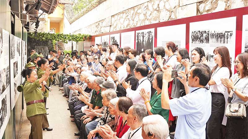 Những cựu chiến binh cùng các đại biểu sống lại những năm tháng hào hùng.