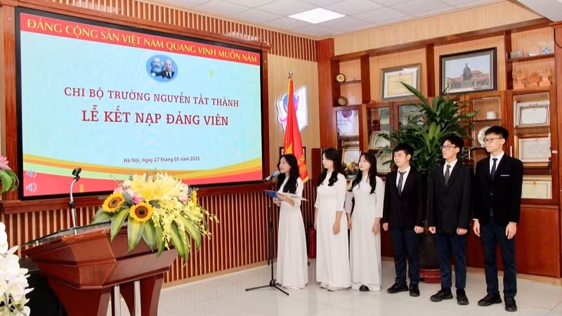 Lễ kết nạp đảng viên của chi bộ Trường THCS và THPT Nguyễn Tất Thành.