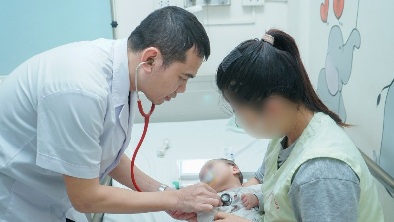 Bác sĩ khám cho bệnh nhi.