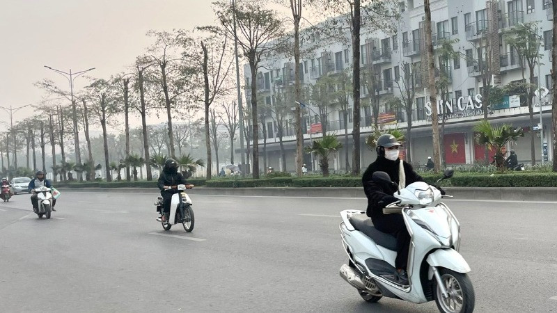 Khu vực Hà Nội sáng sớm có sương mù nhẹ, trời rét.
