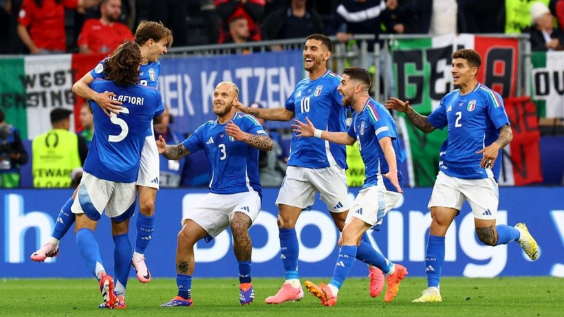 Niềm vui của các cầu thủ Italia sau trận ra quân thắng Albania 2-1. 