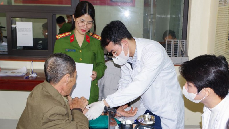 Lực lượng Công an tỉnh Hà Nam khẩn trương lấy mẫu ADN thân nhân liệt sĩ chưa xác định danh tính.
