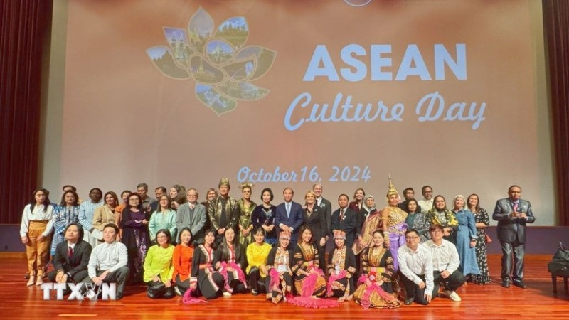 Đại sứ và Phu nhân các nước ASEAN chụp ảnh cùng các khách mời tại sự kiện. (Ảnh: Kiều Trang/TTXVN)