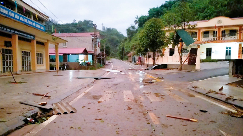 Nhiều công trình bị thiệt hại do mưa giông.
