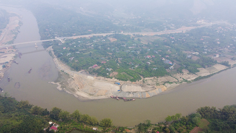 Thôn Múc, xã Thái Niên, huyện Bảo Thắng, tỉnh Lào Cai có địa hình bám dọc theo sông Hồng nên thuận lợi cho việc trồng bưởi.