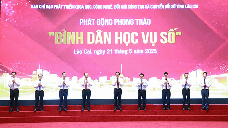 Các đại biểu bấm nút phát động Phong trào ”Bình dân học vụ số”.