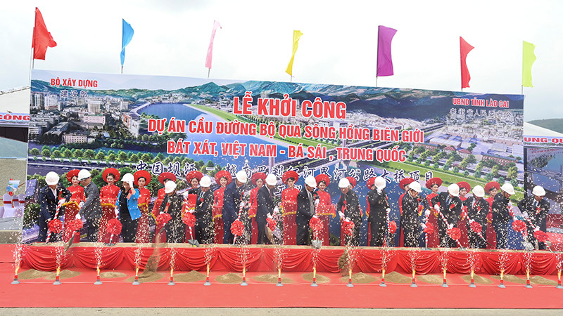 Lễ khởi công xây dựng cầu đường bộ qua sông Hồng biên giới Bát Xát (Việt Nam)-Bá Sái (Trung Quốc).