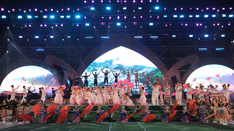 Nhiều tiết mục văn nghệ đặc sắc được biểu diễn tại lễ khai mạc.