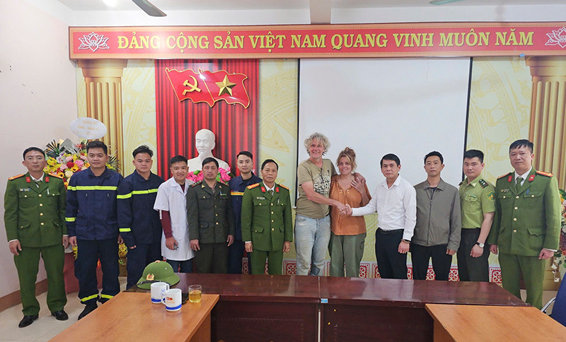 Vợ chồng ông Christian cảm ơn các lực lượng chức năng thị xã Sa Pa.