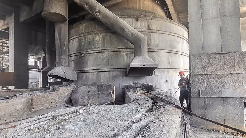 Hiện trường sự cố nổ xỉ tại bể tôi xỉ, khu liên hiệp sản xuất phốt pho vàng, Công ty cổ phần Đông Nam Á (Lào Cai) ngày 21/4/2025, khiến 2 công nhân thương vong. (Ảnh CÔNG HẢI)