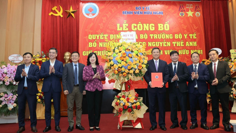 Tặng hoa chúc mừng tân Giám đốc Bệnh viện Hữu nghị.