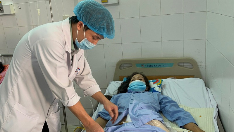 Nữ bệnh nhân V.T.P được cứu sống sau 5 giờ phẫu thuật của 3 ê-kíp.