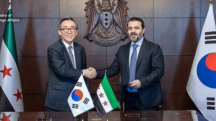 Ngoại trưởng Hàn Quốc Cho Tae-yul (bên trái) và người đồng cấp Syria Asaad Hassan al-Shibani. (Nguồn: Bộ Ngoại giao Hàn Quốc)