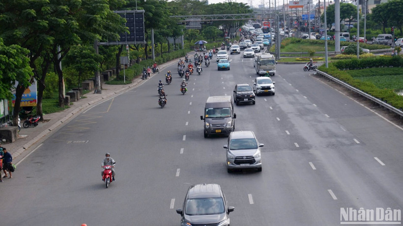 Quốc lộ 1 (từ đường Kinh Dương Vương đến ranh tỉnh Long An) có chiều dài gần 10km, là một trong 4 dự án BOT ở cửa ngõ Thành phố Hồ Chí Minh. (Ảnh: QUÝ HIỀN)