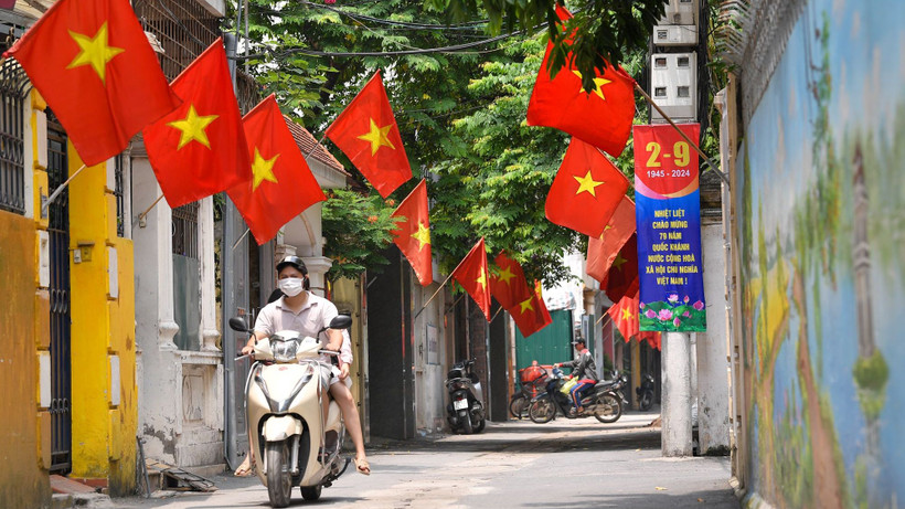 Con ngõ nhỏ tại phố Nguyễn Viết Xuân rực rỡ sắc đỏ chào mừng kỷ niệm 79 năm Cách mạng Tháng Tám và Quốc khánh 2/9.