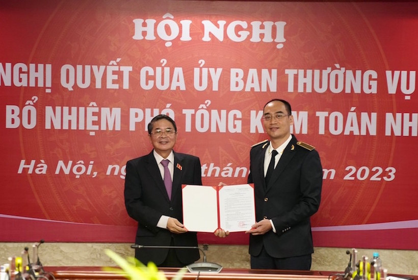 Ủy viên Ban Chấp hành Trung ương Đảng, Phó Chủ tịch Quốc hội Nguyễn Đức Hải trao quyết định bổ nhiệm Phó Tổng Kiếm toán Nhà nước cho đồng chí Bùi Quốc Dũng.