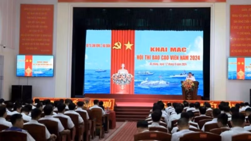 Hơn 200 đại biểu, thí sinh Vùng 3 Hải quân tham dự khai mạc Hội thi Báo cáo viên năm 2024.