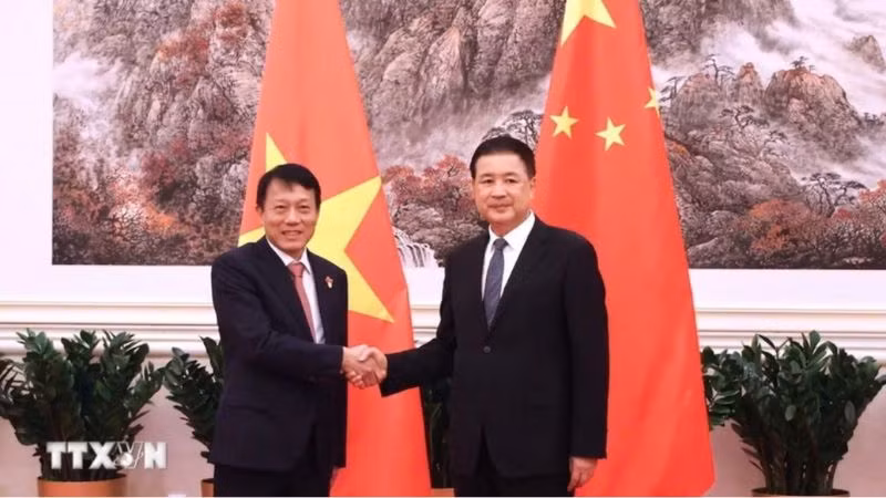 Thượng tướng Lương Tam Quang, Ủy viên Bộ Chính trị, Bí thư Đảng ủy Công an Trung ương, Bộ trưởng Công an với đồng chí Vương Tiểu Hồng, Ủy viên Quốc vụ, Bộ trưởng Công an Trung Quốc. (Ảnh: TTXVN)