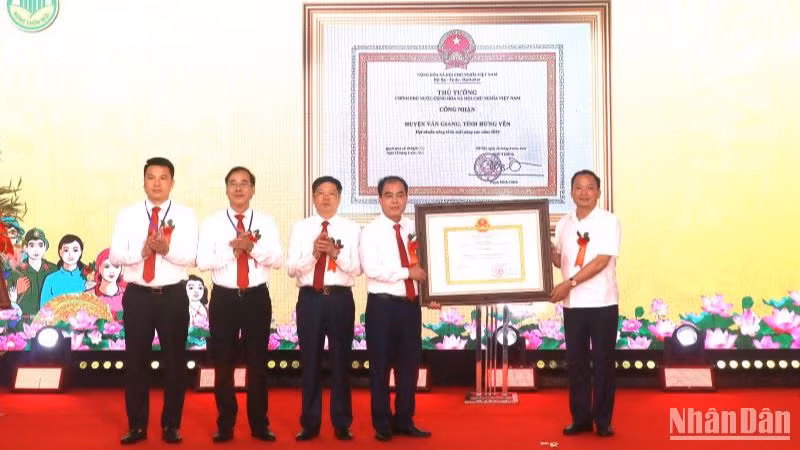 Thừa ủy quyền của Thủ tướng Chính phủ, Chủ tịch UBND tỉnh Hưng Yên Trần Quốc Văn trao Bằng công nhận huyện Văn Giang đạt chuẩn nông thôn mới nâng cao năm 2023 cho lãnh đạo huyện Văn Giang.