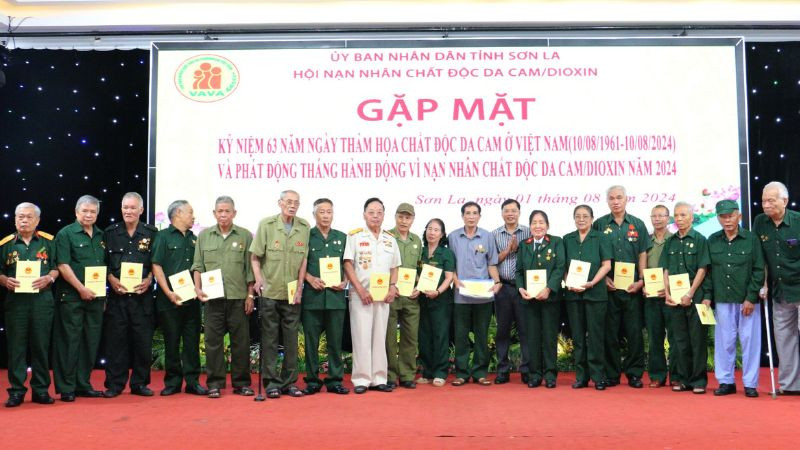 Đồng chí Trần Công Chính, Phó Chủ tịch Ủy ban nhân thành phố Sơn La tặng quà cho các nạn nhân chất độc da cam.