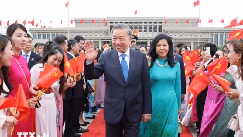 Lễ tiễn Tổng Bí thư, Chủ tịch nước Tô Lâm và Phu nhân tại Sân bay quốc tế Bắc Kinh. (Ảnh: TTXVN)