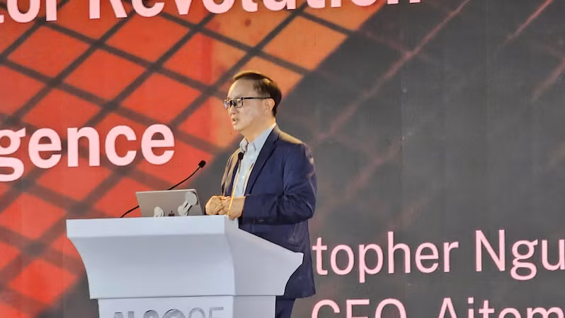 Tiến sĩ Christopher Nguyễn phát biểu tại hội thảo.