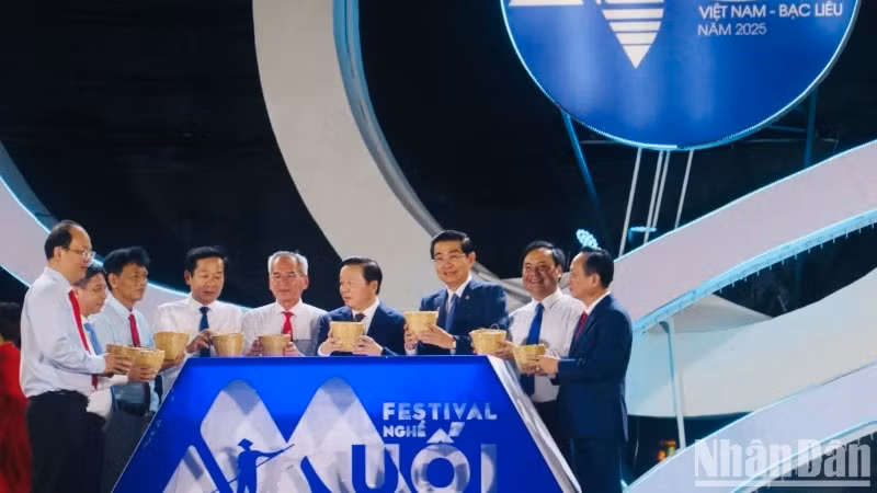 Đồng chí Trần Hồng Hà, Phó Thủ tướng Chính phủ và các đồng chí lãnh đạo tại lễ khai mạc Festival nghề muối Việt Nam-Bạc Liêu năm 2025.